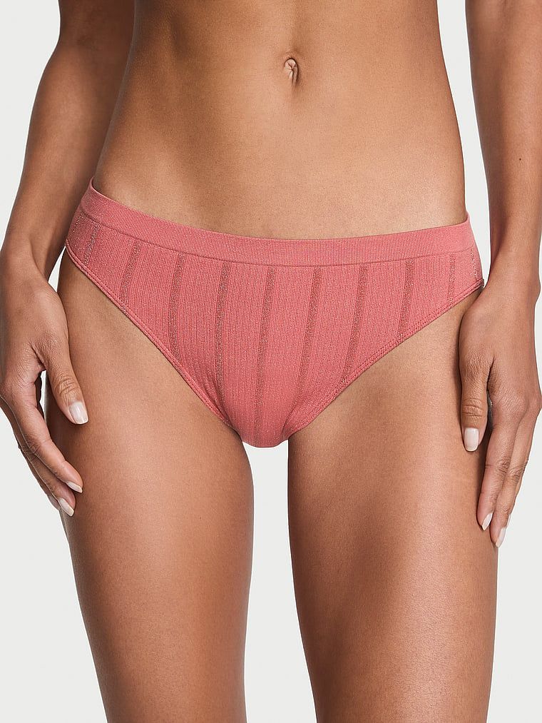 Bezešvé bikiny kalhotky. Produkt je zlatý a pochází z kolekce Body by Victoria.