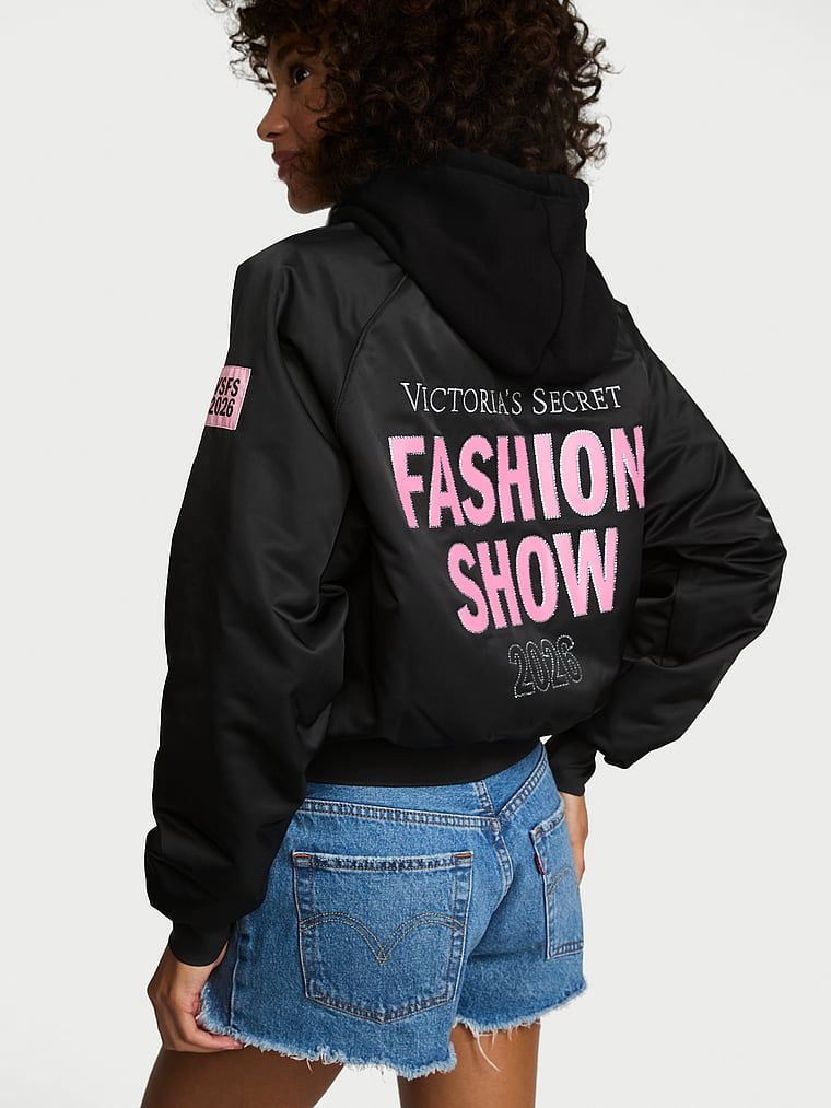 Bomber bunda Fashion Show 2026. Produkt je černý a pochází z kolekce Angel Essentials.