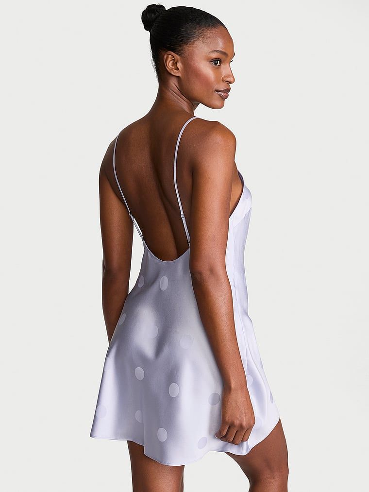 Podpisová saténová noční košile Slip. Produkt je fialové barvy a pochází z kolekce Victoria's Secret.