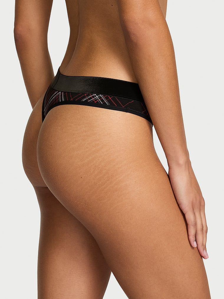 Bavlněná tanga s logem Shine Patch Velvet. Produkt je vzorovaný a pochází z kolekce Body by Victoria.