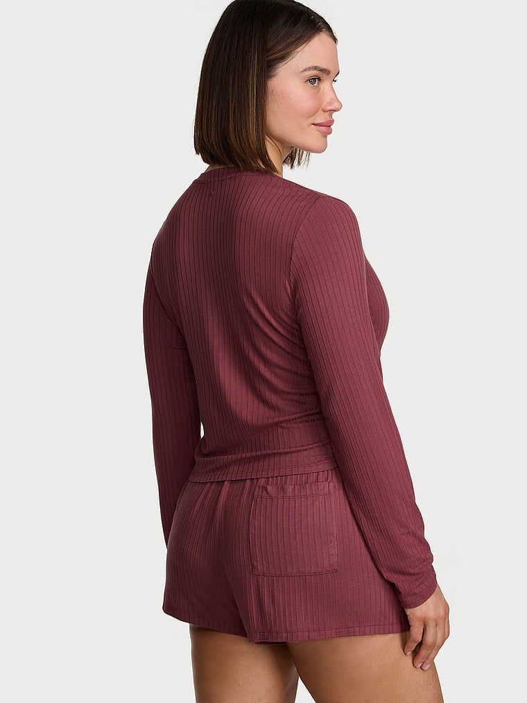 Modální sada – lounge halenka a kraťasy. Produkt je růžové barvy a pochází z kolekce Victoria's Secret.