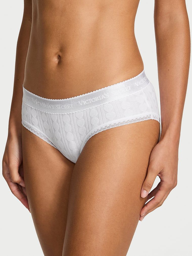 Bavlněné kalhotky se srdíčky a logem Heart Pointelle Hiphugger. Produkt je bílé barvy a pochází z kolekce Cotton.