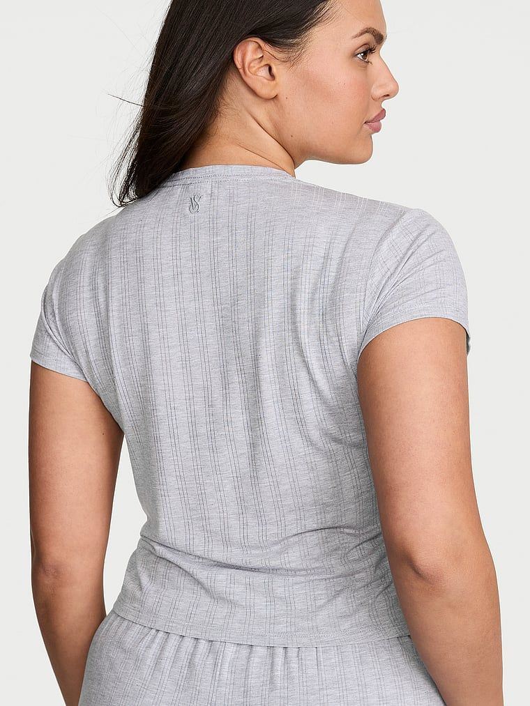 Tričko SoSoft Ultra-Fine Sleeping Modal. Produkt je šedé barvy a pochází z kolekce Victoria's Secret.