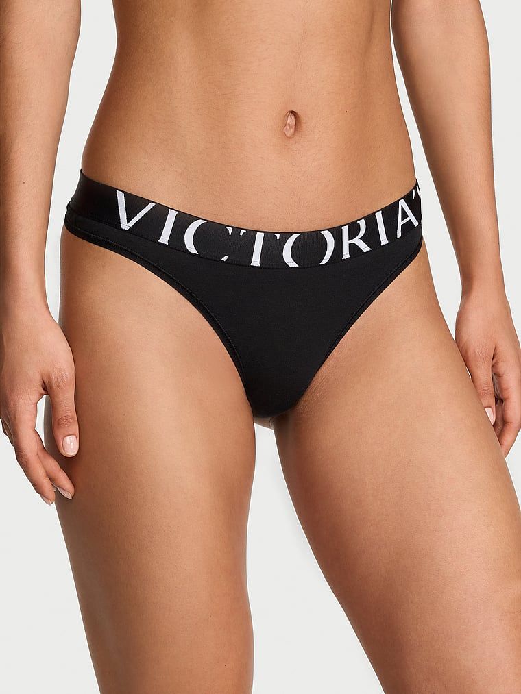 Logo s výbuchem bavlněných tang. Produkt je černý a pochází z kolekce Cotton.