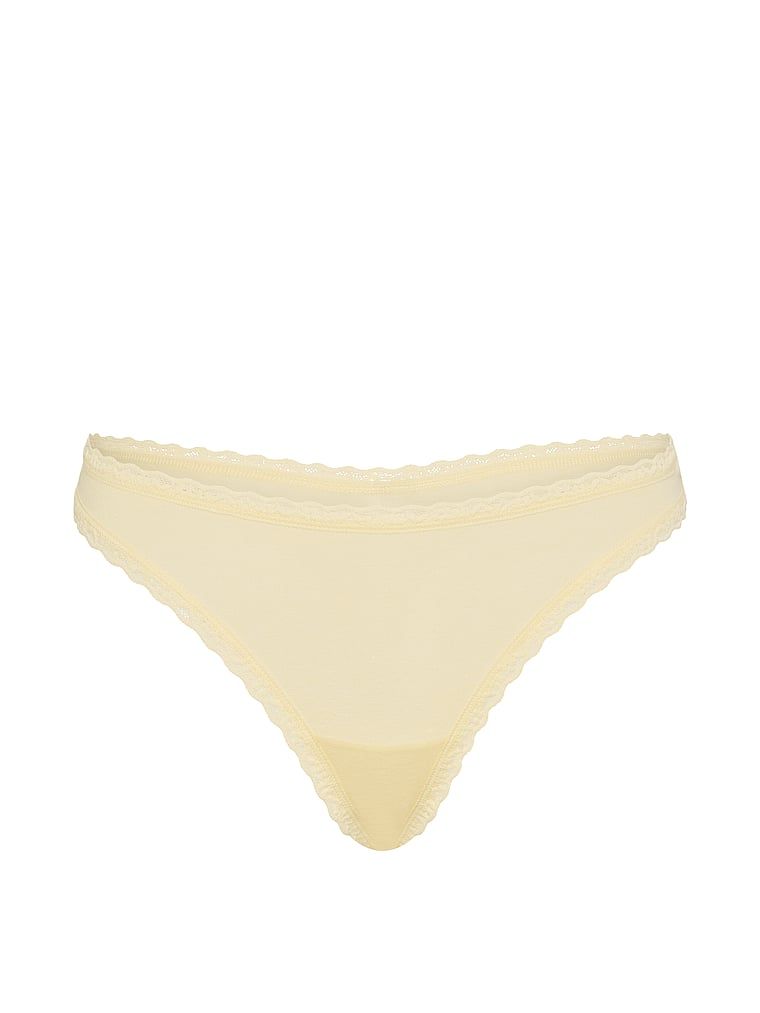 Bavlněné tanga s krajkou na okrajích Lace-Waist. Produkt je žluté barvy a pochází z kolekce Lace Trim.