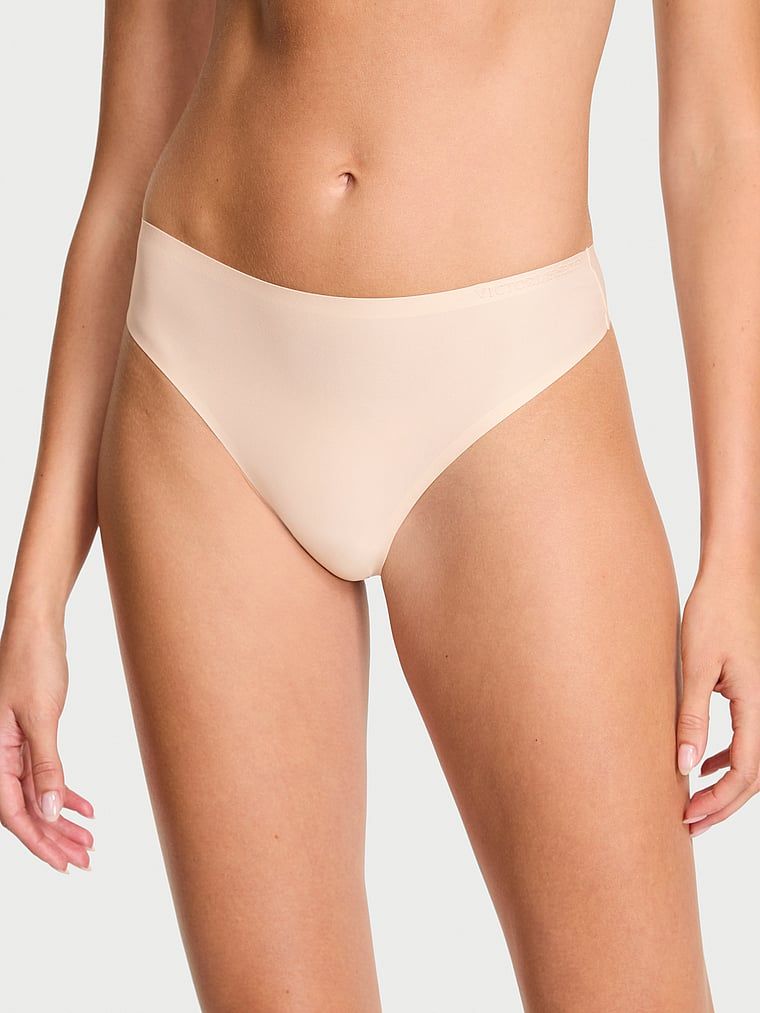 Flexibilní tanga z mikrovlákna. Produkt je béžový a pochází z kolekce Body by Victoria.