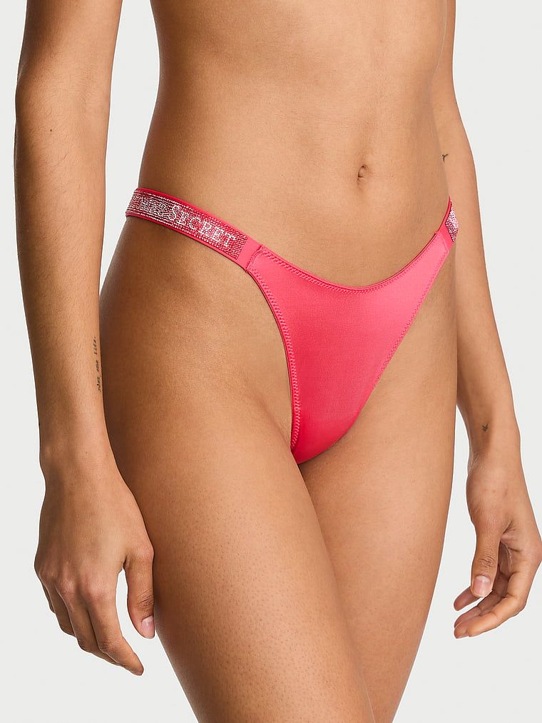 Tanga s lesklými ramínky Shine Strap. Produkt je červené barvy a pochází z kolekce Very Sexy.