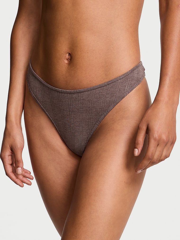 Modální tanga s vysoce střiženými ultra-jemnými nohavičkami. Produkt je hnědé barvy a pochází z kolekce Victoria's Secret.