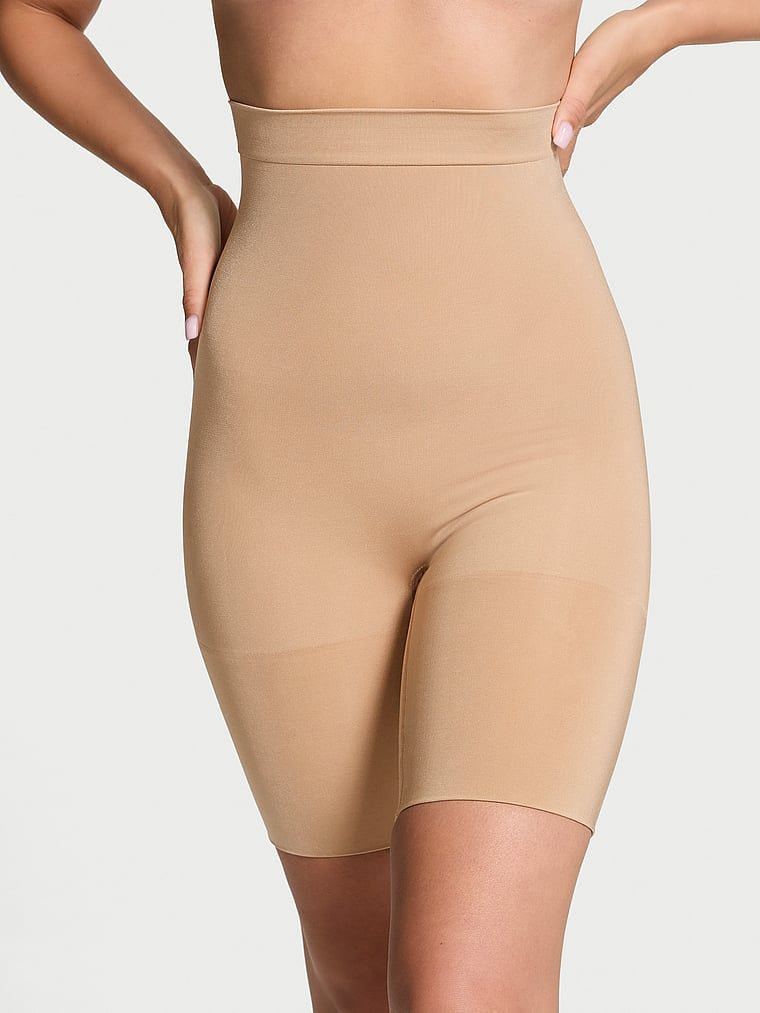 Tvarovací šortky Shapewear by Victoria. Produkt je béžový a pochází z kolekce Victoria's Secret.