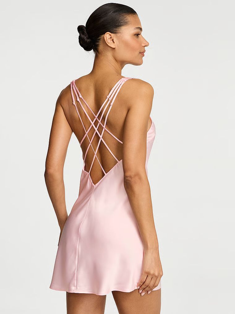 Satěnová noční košile s lesklými ramínky, Scattered Shine Strap Slip. Produkt je růžové barvy a pochází z kolekce Very Sexy.