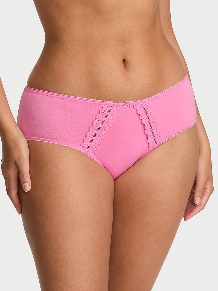 Bavlněné kalhotky s vložkami Hiphugger s krajkovým lemováním. Produkt je růžové barvy a pochází z kolekce Victoria's Secret.