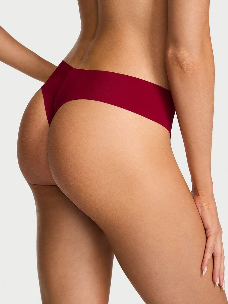 Bezešvé tanga bez ukazování. Produkt je červené barvy a pochází z kolekce No-Show.