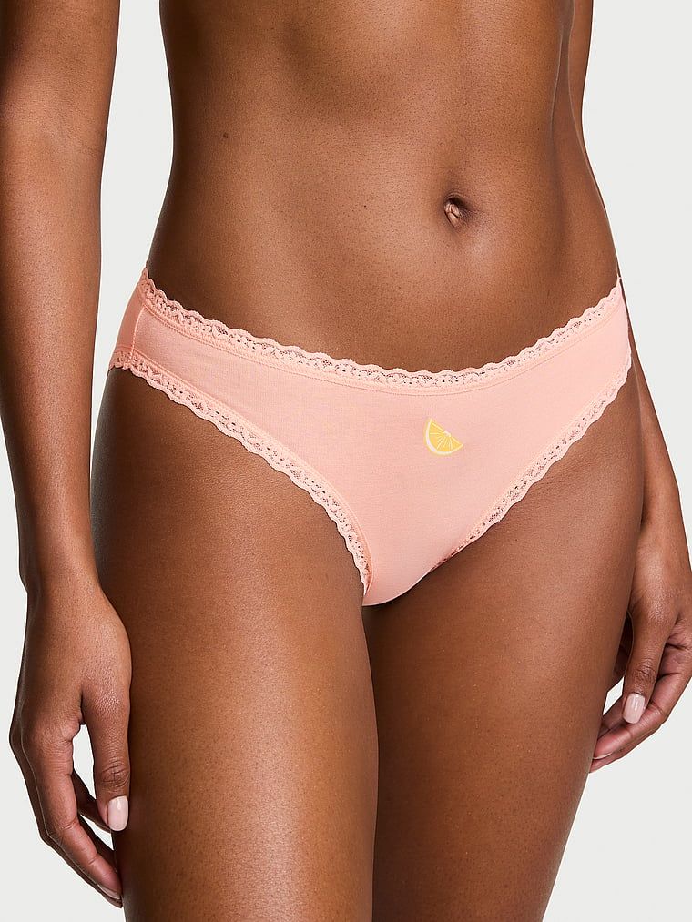 Bavlněné kalhotky s krajkovými bikinami s krajkovým lemováním. Produkt je růžové barvy a pochází z kolekce Lace Trim.