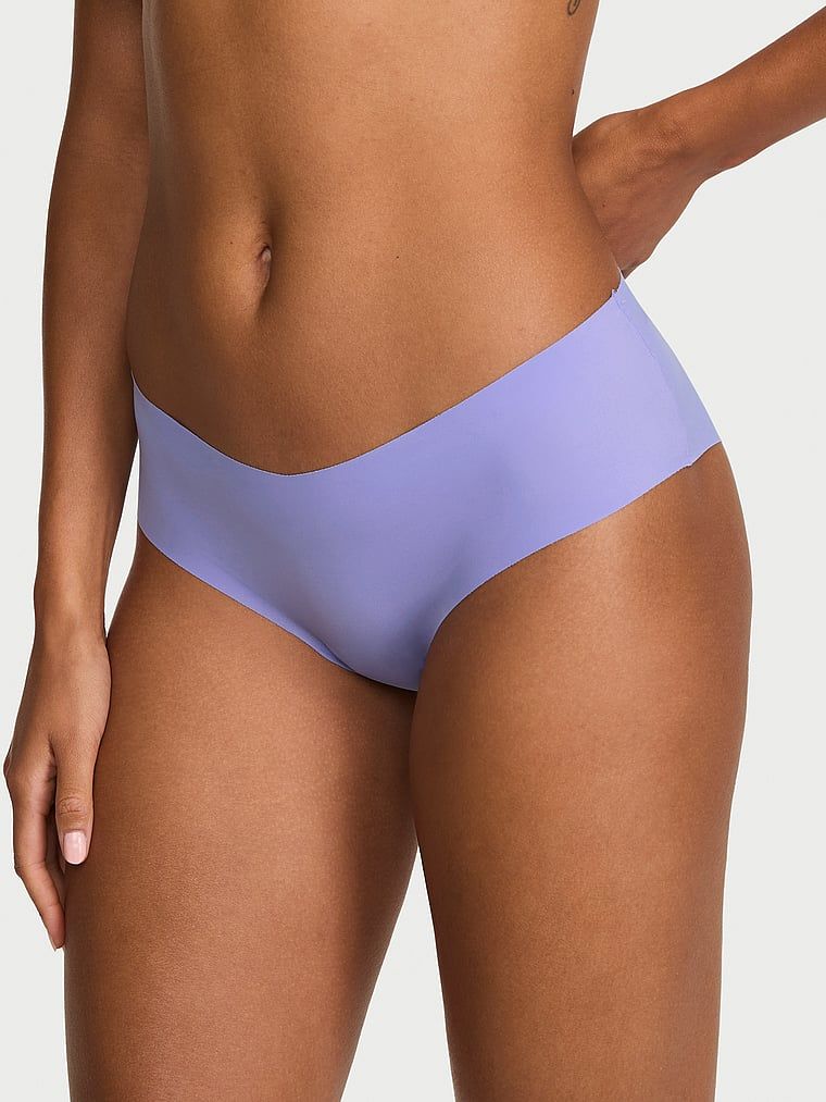 Bezešvové kalhotky s ramínky na zádech No-Show Strappy Cheeky. Produkt je modré barvy a pochází z kolekce No-Show.