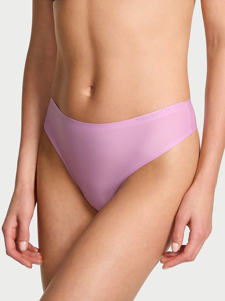 Flexibilní tanga z mikrovlákna. Produkt má fialovou barvu a pochází z kolekce Body by Victoria.