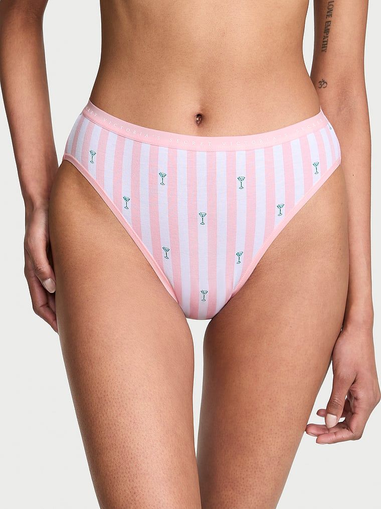 Bavlněné slipy s vysoko střiženými nohavičkami. Produkt má vzorovanou barvu a pochází z kolekce Victoria's Secret.