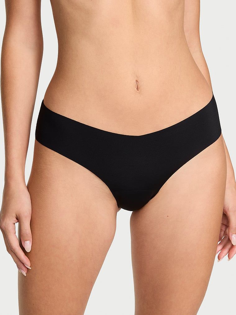 Bezšvové tanga s ramínky na zadní straně No-Show Strappy. Produkt je černý a pochází z kolekce No-Show.
