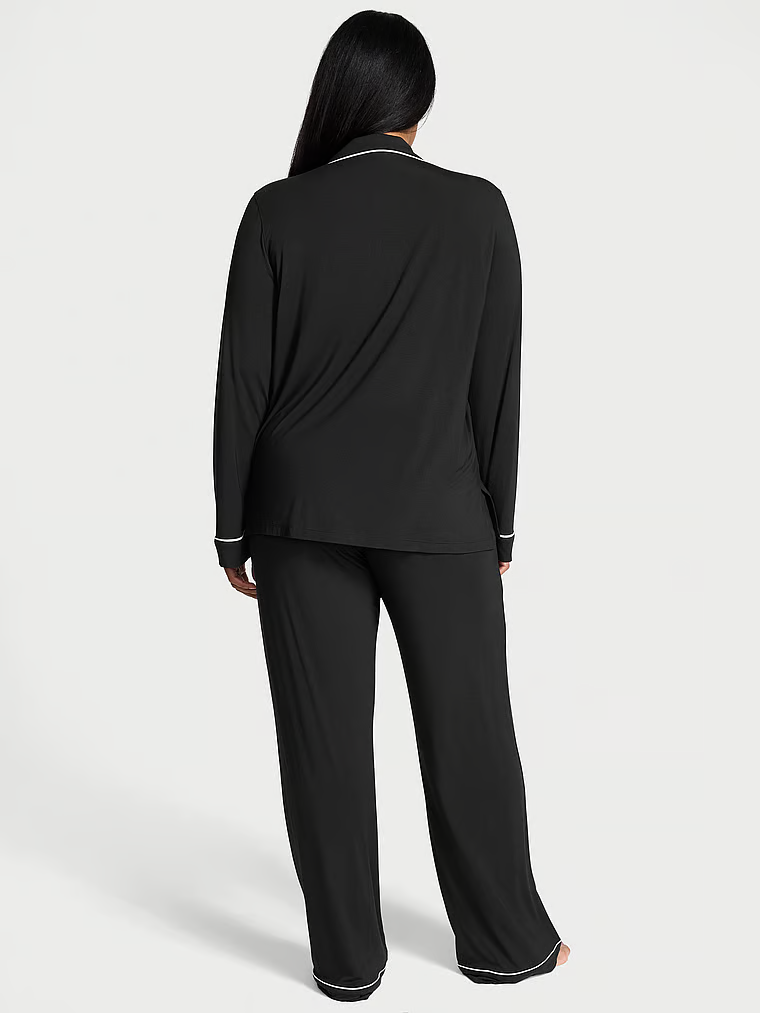 Dlouhé modální pyžamo. Produkt je černý a pochází z kolekce Victoria's Secret.