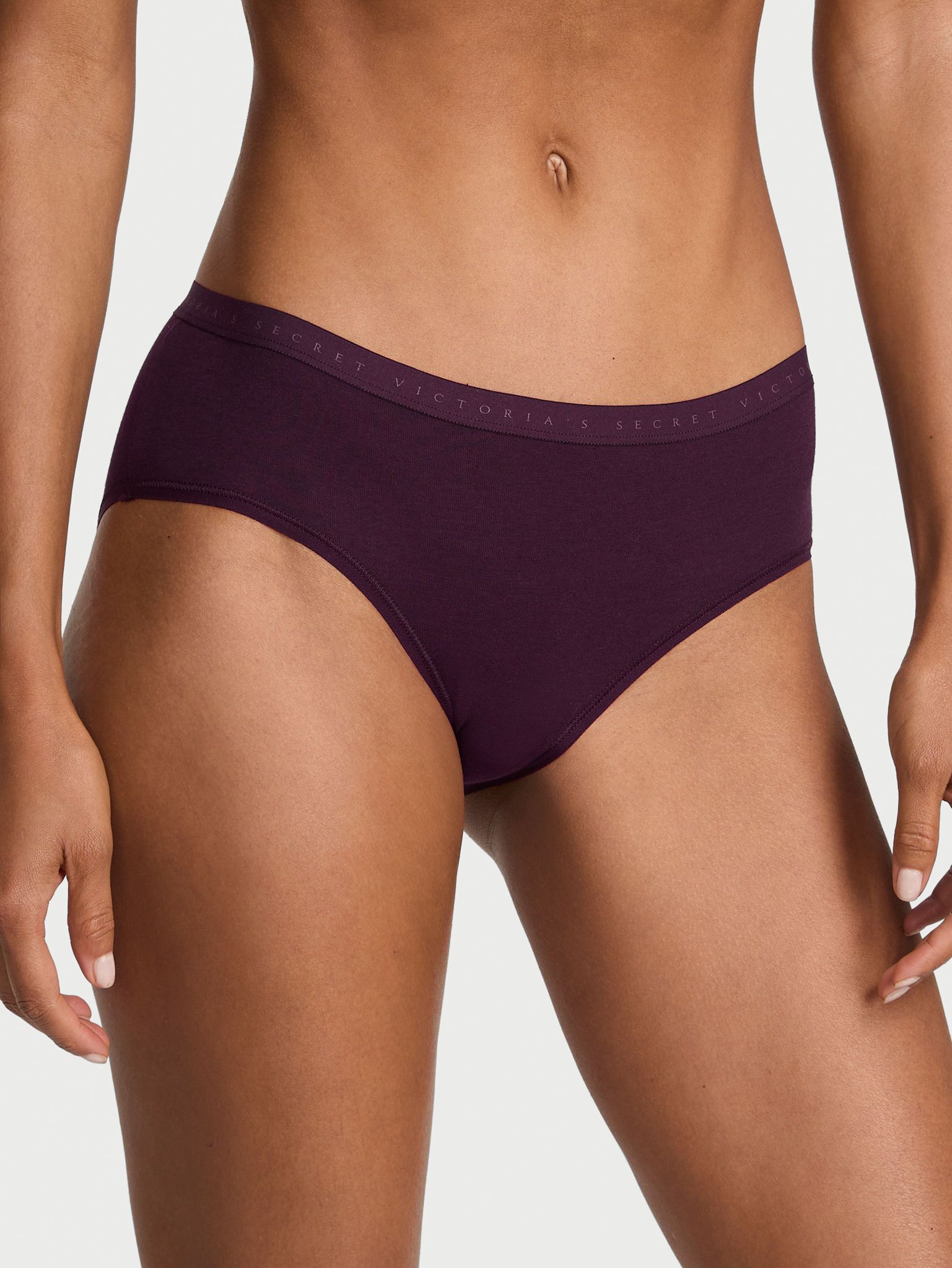 Bavlněné kalhotky Hiphugger. Produkt je fialový a pochází z kolekce Victoria's Secret.