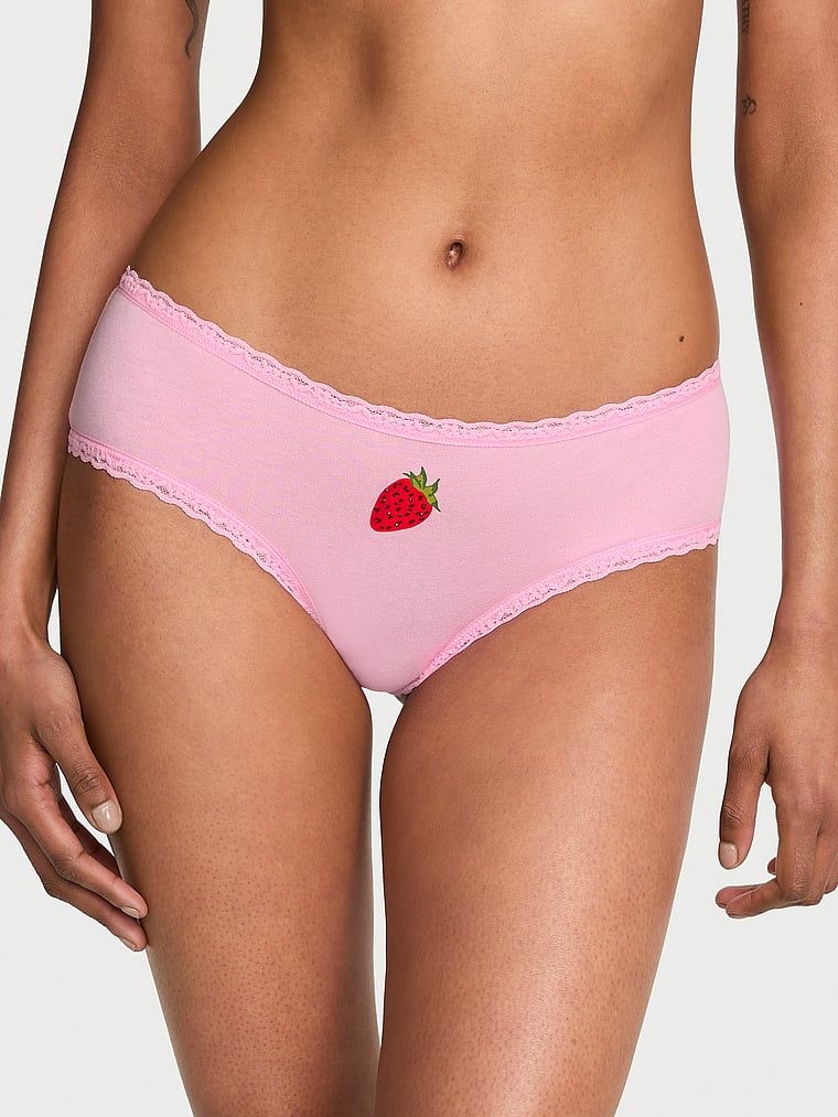 Bavlněné kalhotky s krajkou na okrajích Lace-Waist Cheeky. Produkt je růžové barvy a pochází z kolekce Lace Trim.