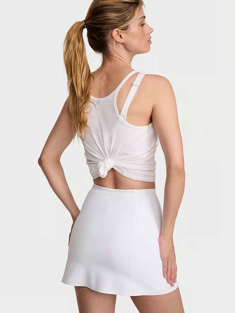 Sportovní sukně s VSX Elevate šortkami. Produkt je bílé barvy a pochází z kolekce VSX.