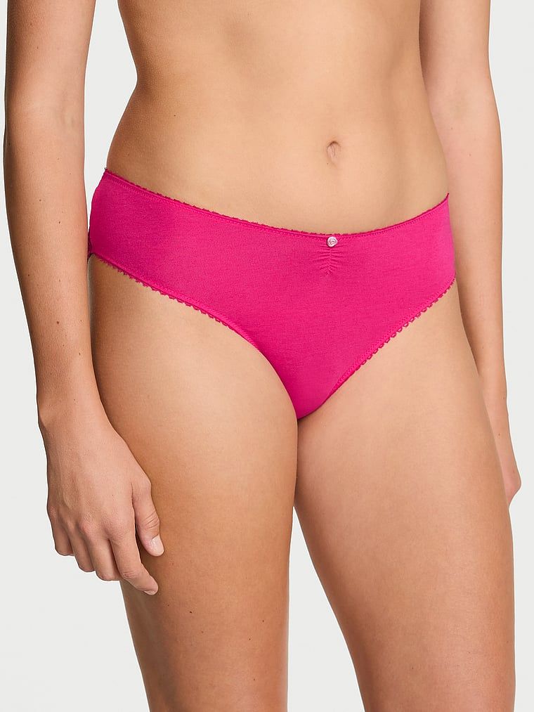 Bavlněné slipy s síťovanou vzadu Heart Lace. Produkt je růžové barvy a pochází z kolekce Victoria's Secret.