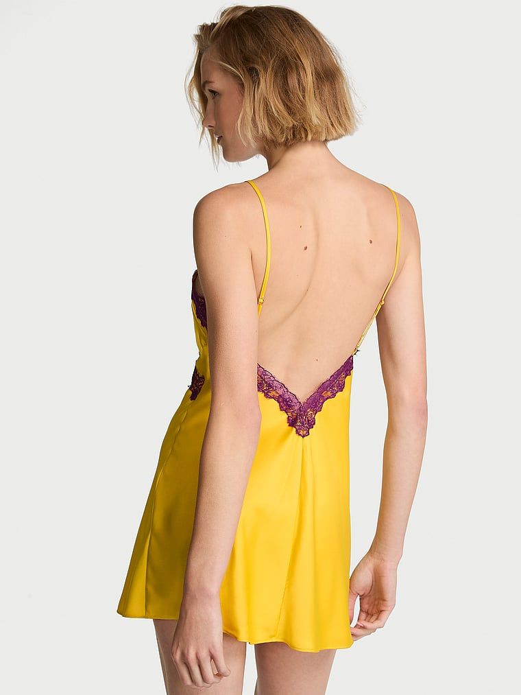 Satenová a saténová noční košile Rose Slip. Produkt je žluté barvy a pochází z kolekce Very Sexy.