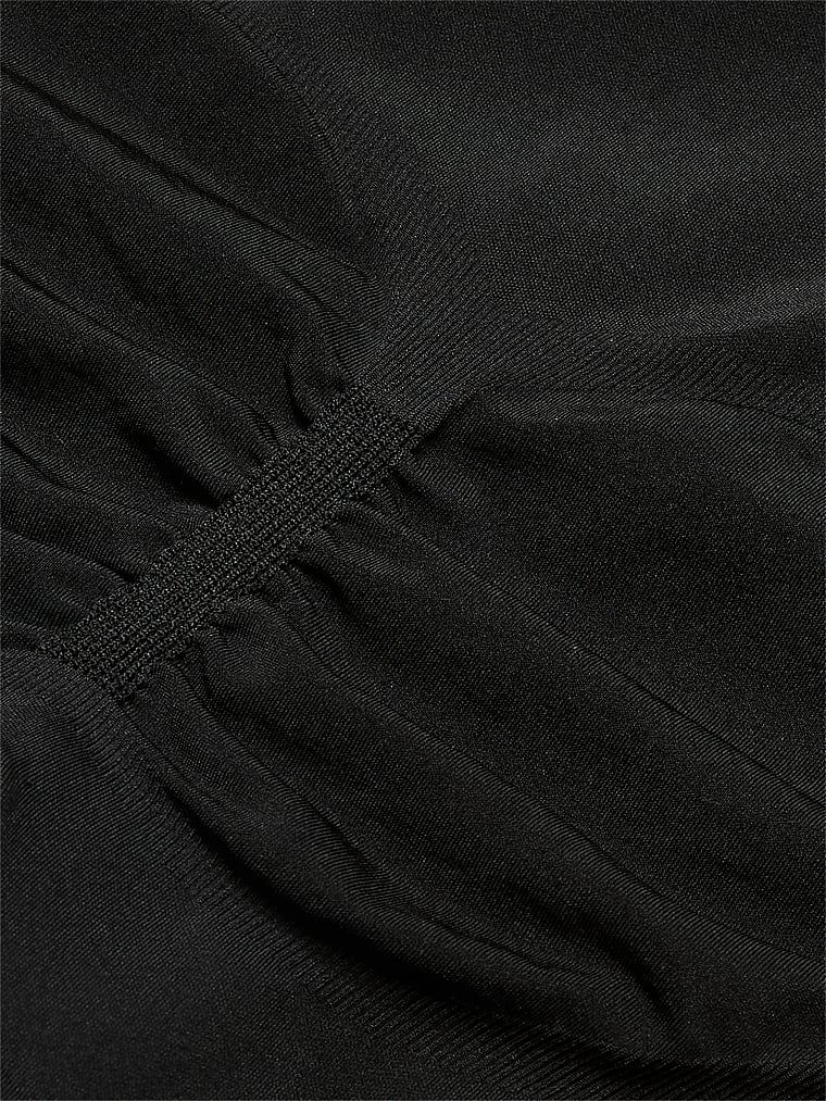 Tvarovací šortky Shapewear by Victoria. Produkt je černý a pochází z kolekce Victoria's Secret.