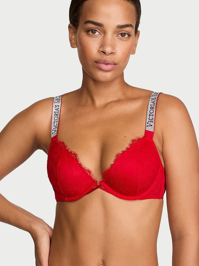 Mírně vycpávaná krajková podprsenka s lesklými ramínky Shine Strap Demi. Produkt je červené barvy a pochází z kolekce Very Sexy.