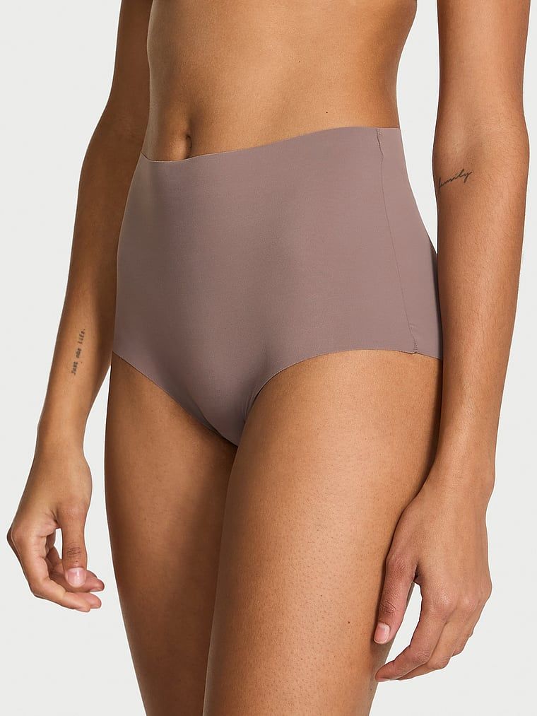 Bezešvé kalhotky s ramínky na zádech No-Show Strappy. Produkt má šedou barvu a pochází z kolekce No-Show.