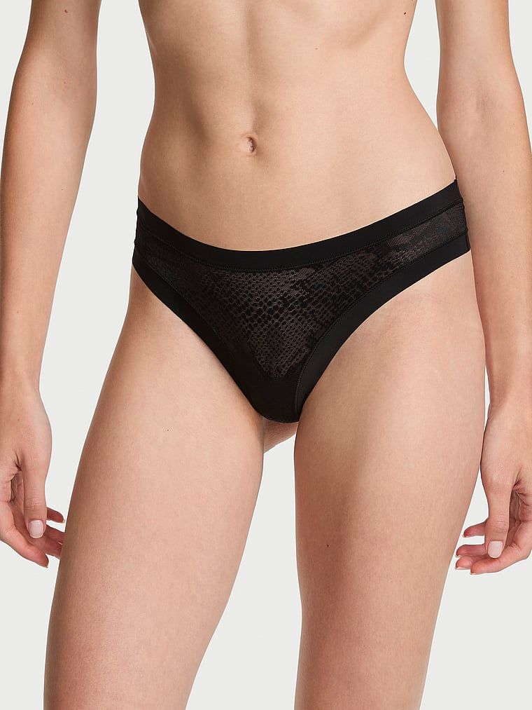 Síťované tanga s hadem bez záběrů. Produkt je černý a pochází z kolekce No-Show.