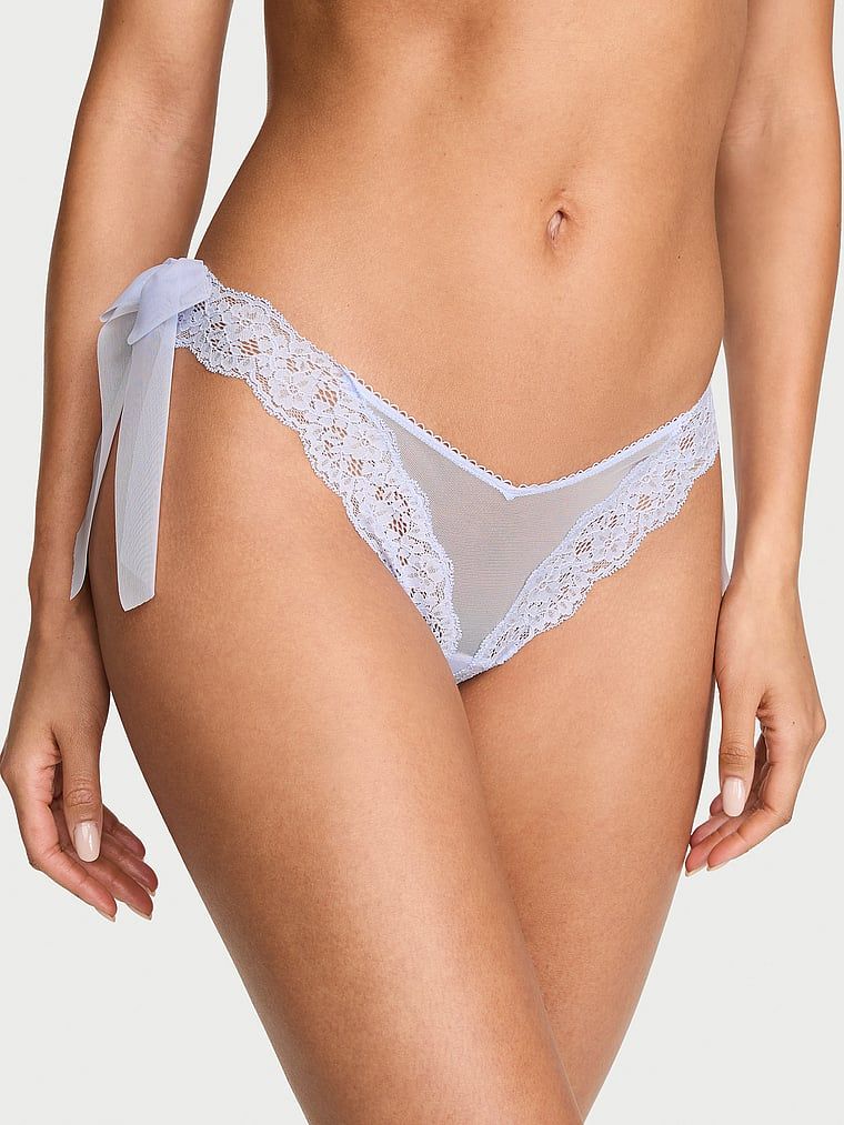 Brazilské kalhotky s mašlemi po stranách, krajka a síťovaná boční mašle. Produkt je modré barvy a pochází z kolekce Dream Angels.