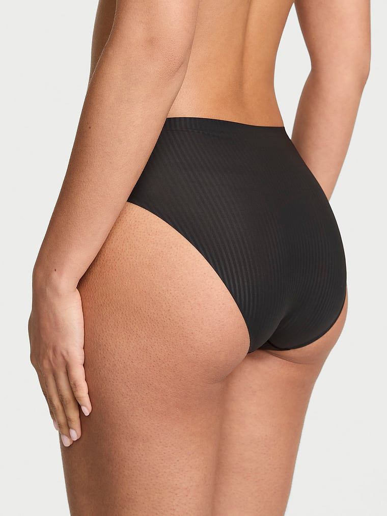 Flex Shadow Stripe bikiny kalhotky. Produkt je černý a pochází z kolekce Body by Victoria.
