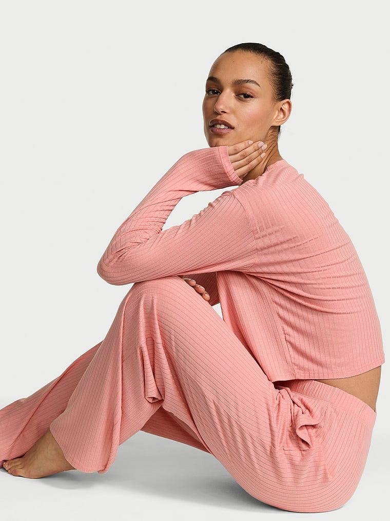 Modální sada – svetr a kalhoty SoSoft Lounge. Produkt je růžové barvy a pochází z kolekce Victoria's Secret.