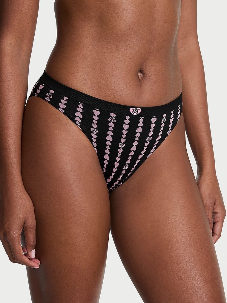 Bikiny kalhotky s bezešvým srdcovým pruhem. Produkt je vzorovaný a pochází z kolekce Seamless.