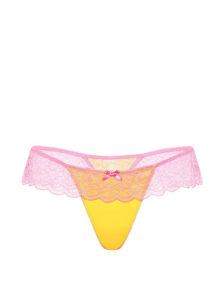 Satónová tanga s volánkem Tease. Produkt je žluté barvy a pochází z kolekce Victoria's Secret.