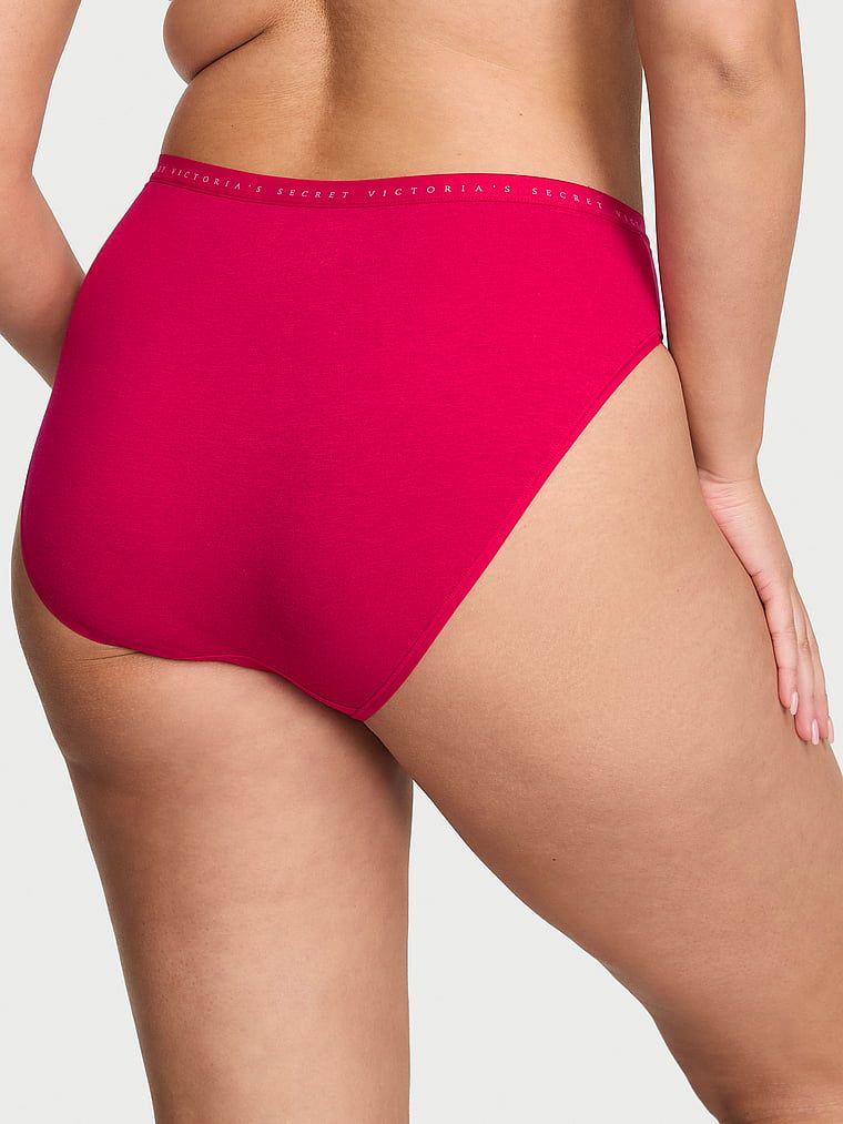 Bavlněné slipy s vysoko střiženými nohavičkami. Produkt je růžové barvy a pochází z kolekce Victoria's Secret.