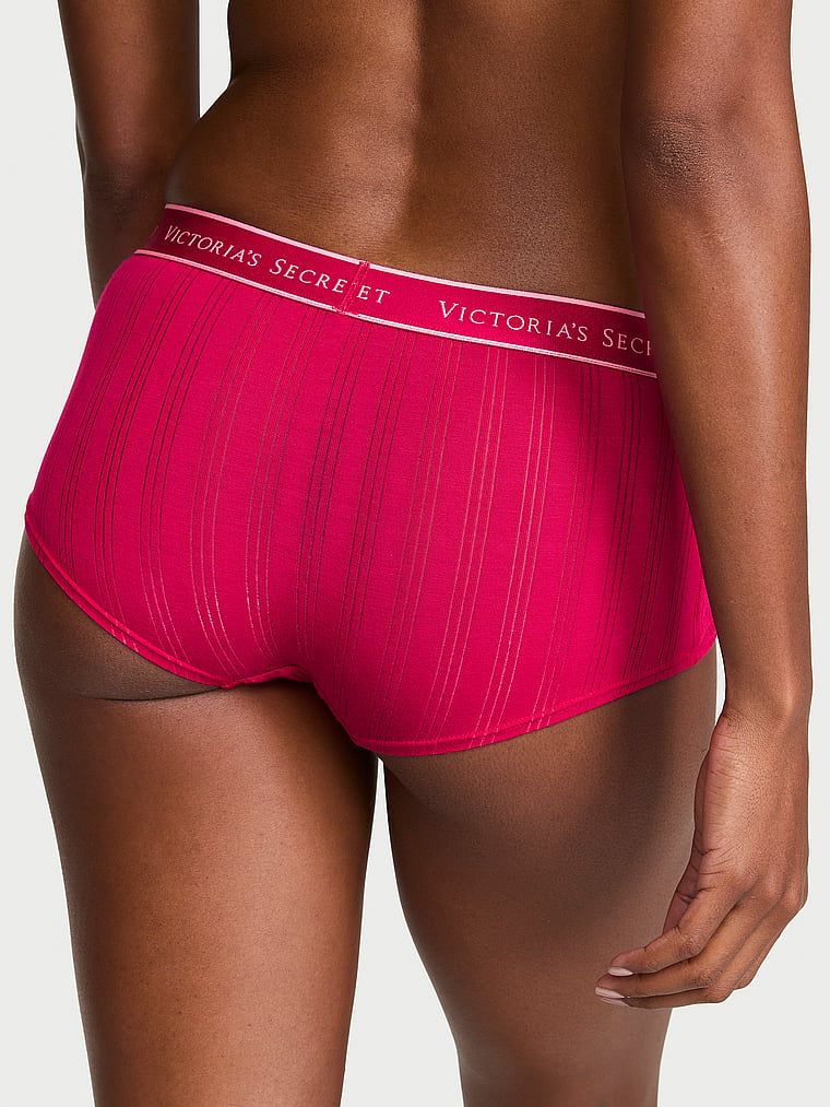 Kraťasy vyrobené z Ultra-Fine Logo Boyshort modal. Produkt je růžové barvy a pochází z kolekce Cotton.