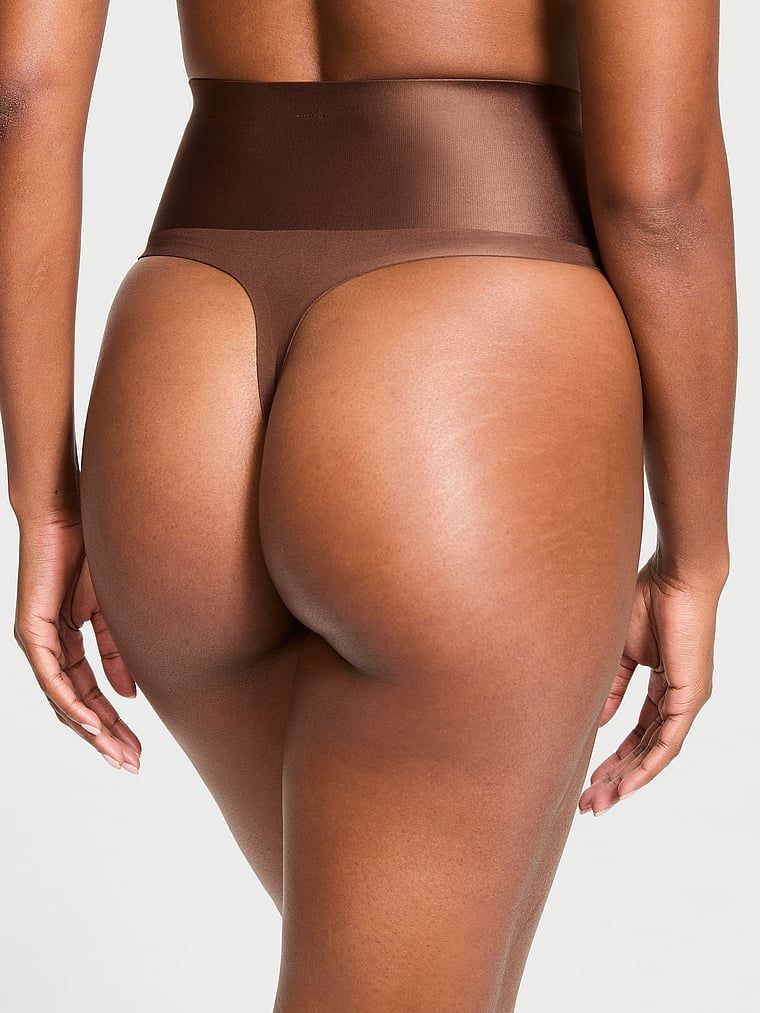 Vyhlazující tvarující tanga s vysokým pasem. Produkt je hnědý a pochází z kolekce Body by Victoria.