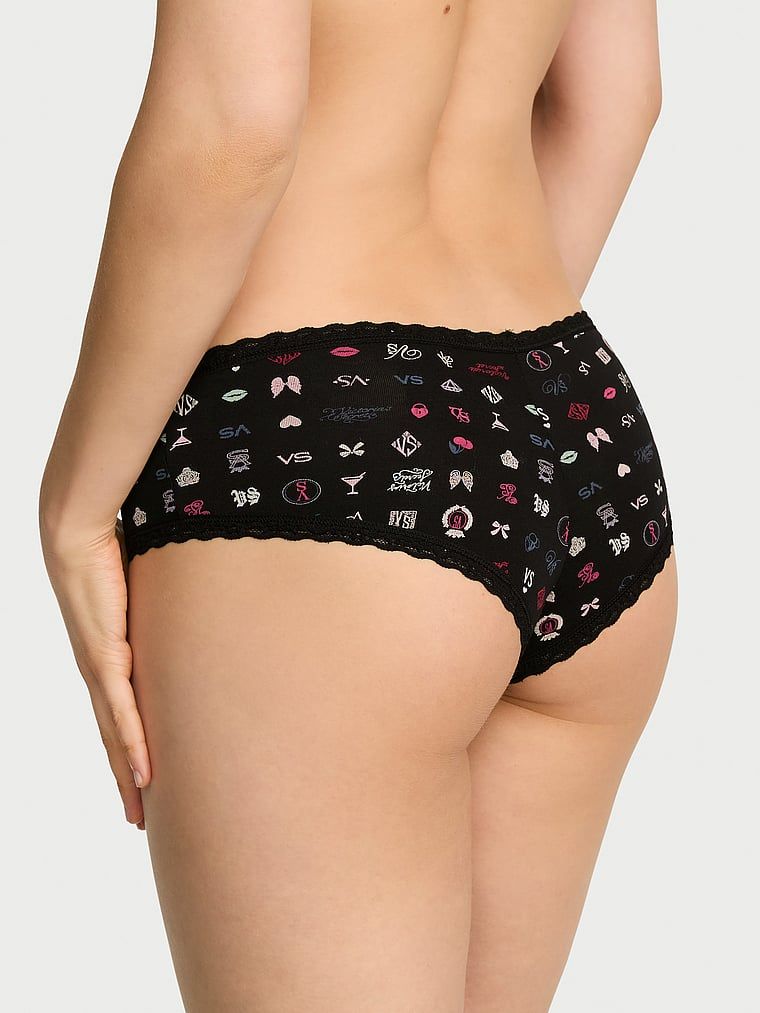 Bavlněné kalhotky s krajkou na okrajích Lace-Waist Cheeky. Produkt má vzorovanou barvu a pochází z kolekce Lace Trim.