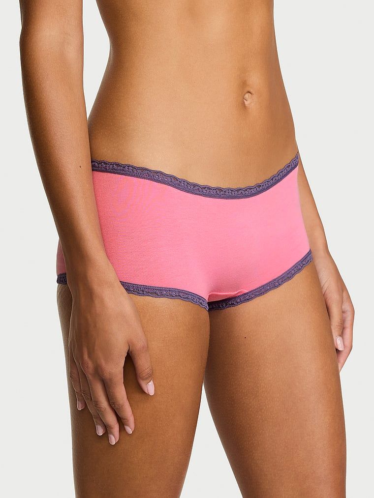 Bavlněné kraťasy s krajkou na okrajích, krajkové šortky s lemováním Boyshort. Produkt je růžové barvy a pochází z kolekce Lace Trim.