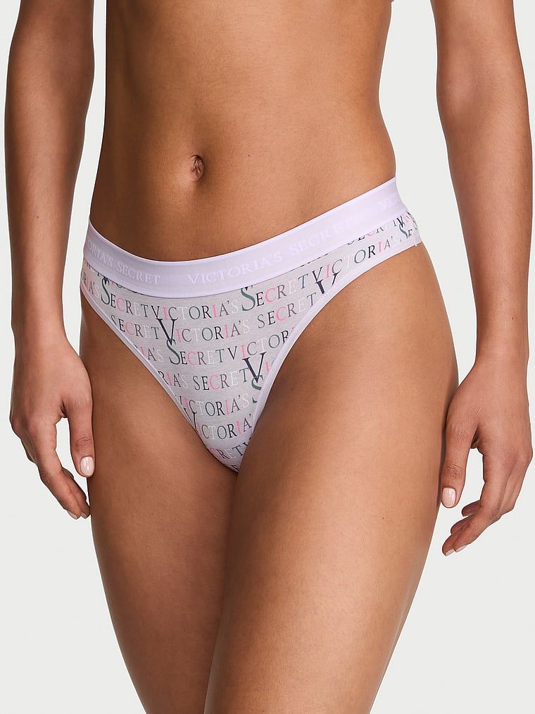 Bavlněné tanga s logem v pase. Produkt má barevný potisk a pochází z kolekce Cotton.