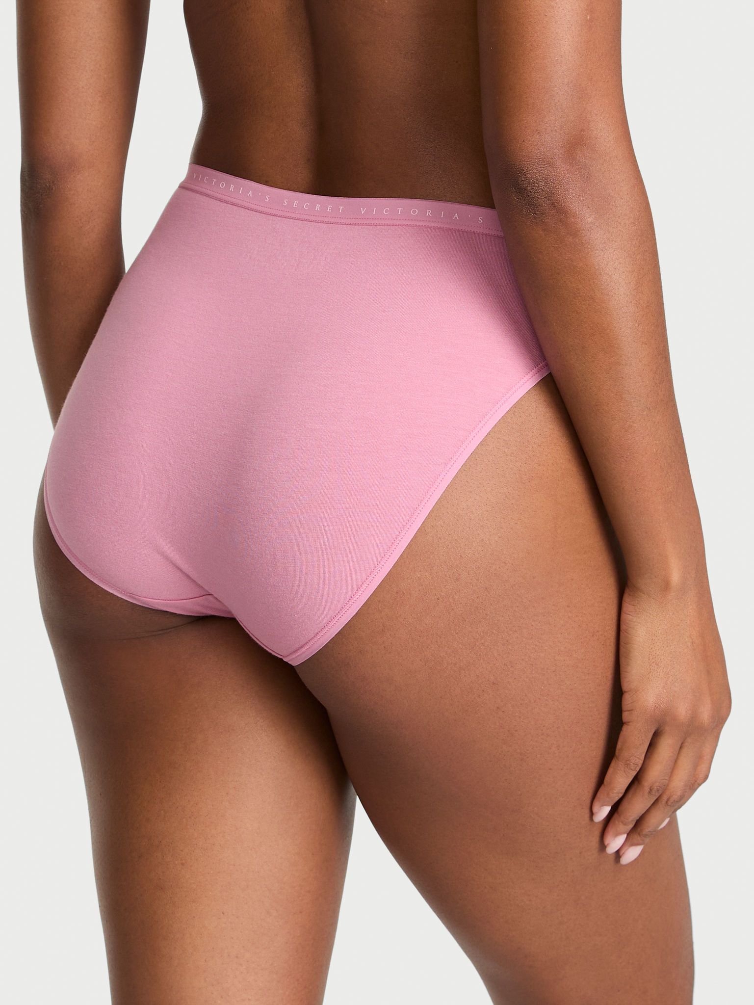 Bavlněné kalhotky s vysokými nohavicemi a vysoko střiženými nohavicemi. Produkt je růžový a pochází z kolekce Victoria's Secret.
