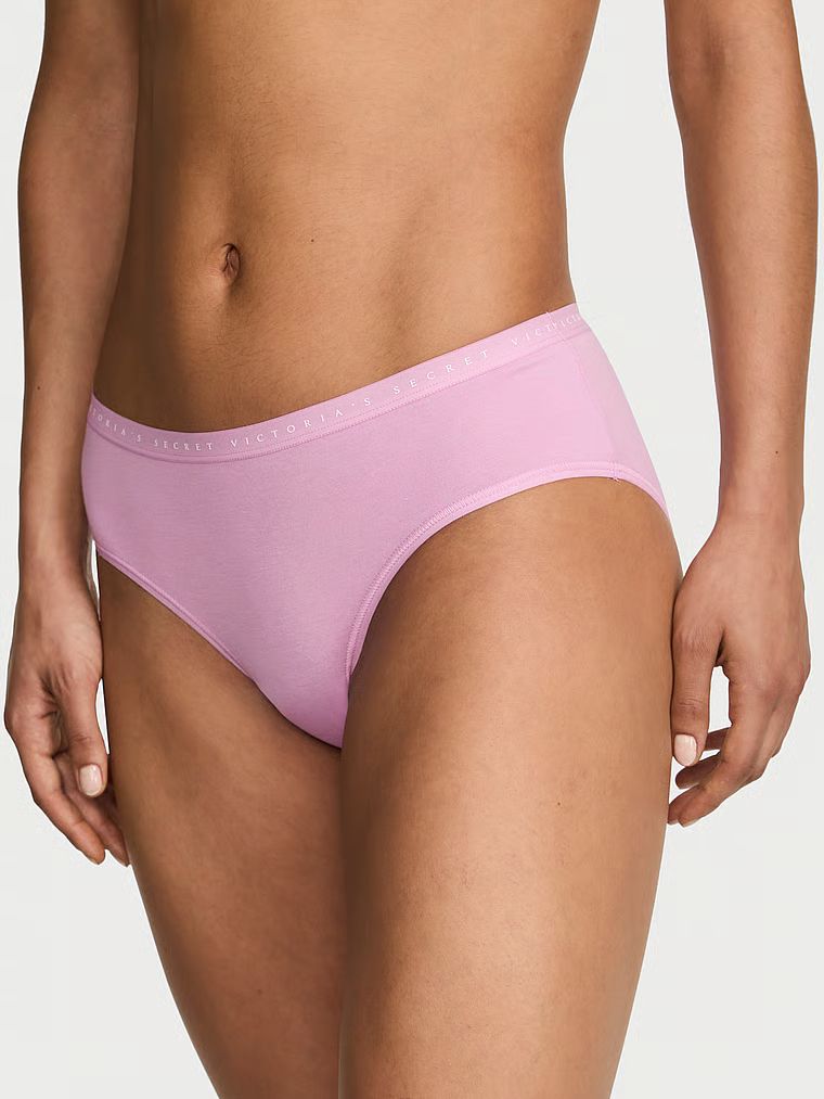 Bavlněné kalhotky hiphugger. Produkt je fialové barvy a pochází z kolekce Victoria's Secret.