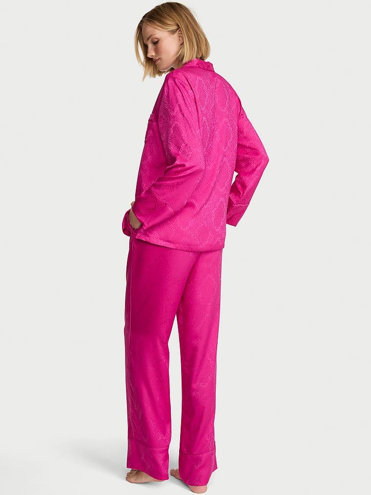 Typické saténové pyžamo s dlouhými rukávy. Produkt je růžové barvy a pochází z kolekce Victoria's Secret.