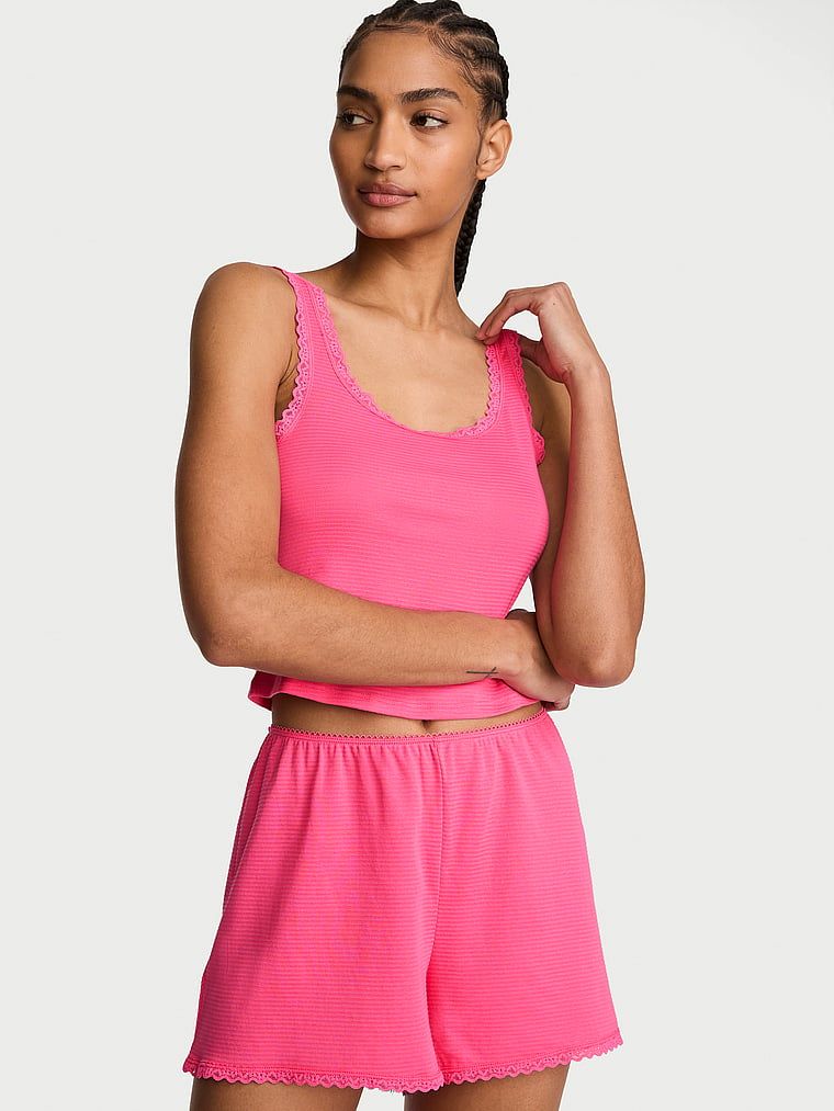 Bavlněná spací souprava – top a kraťasy Shadow Stripe. Produkt je růžové barvy a pochází z kolekce Victoria's Secret.