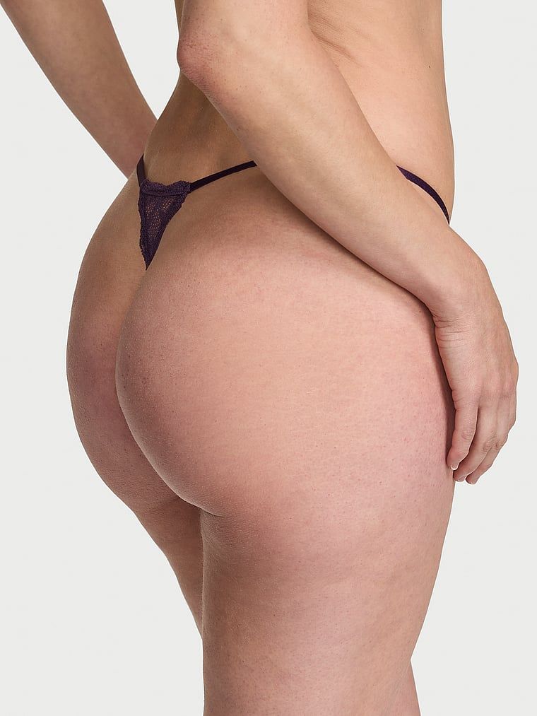 Peekaboo krajkové tanga bez schodu. Produkt je fialové barvy a pochází z kolekce Dream Angels.