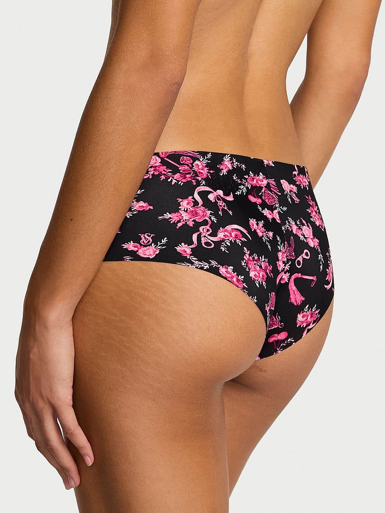 Bezešvové kalhotky bez ukázek. Produkt je vzorovaný a pochází z kolekce No-Show.