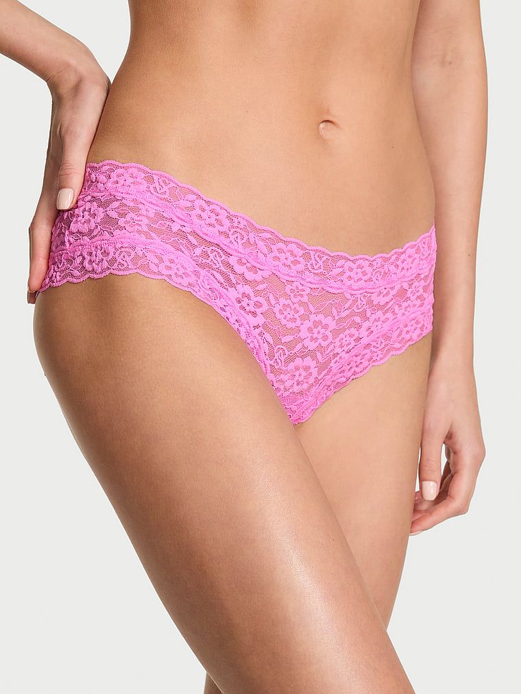 Krajkové krajkové kalhotky Laceky. Produkt je růžové barvy a pochází z kolekce Lacie.