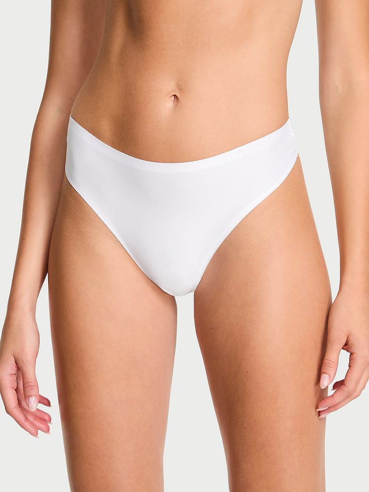 Flexibilní tanga z mikrovlákna. Produkt je bílý a pochází z kolekce Body by Victoria.